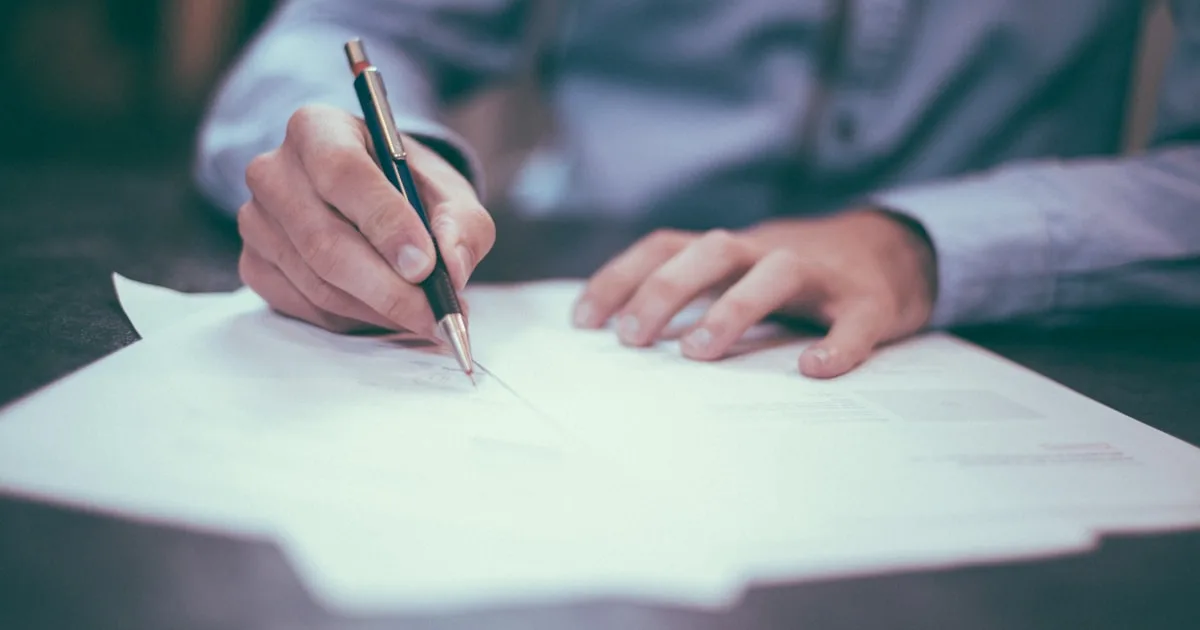 Persoană completând declarație fiscală la birou
