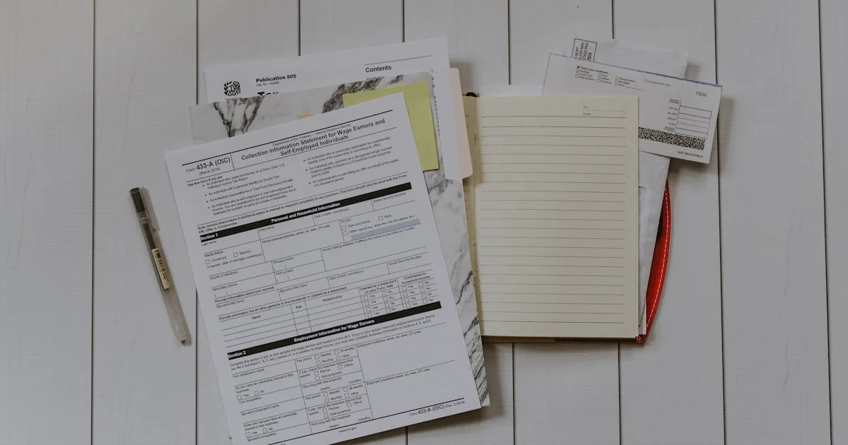 Registru de casă cu bancnote și documente contabile