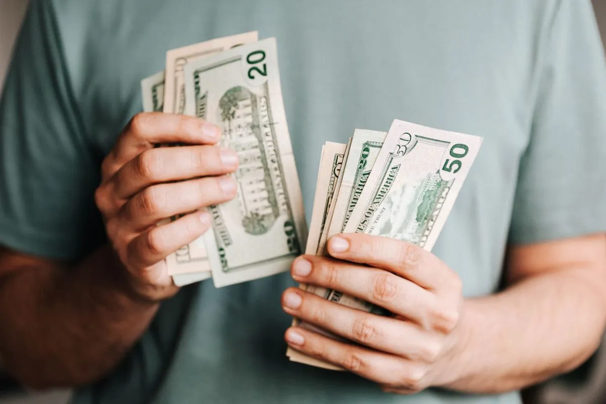 Calculator și monede pe birou reprezentând costurile contabilității în România