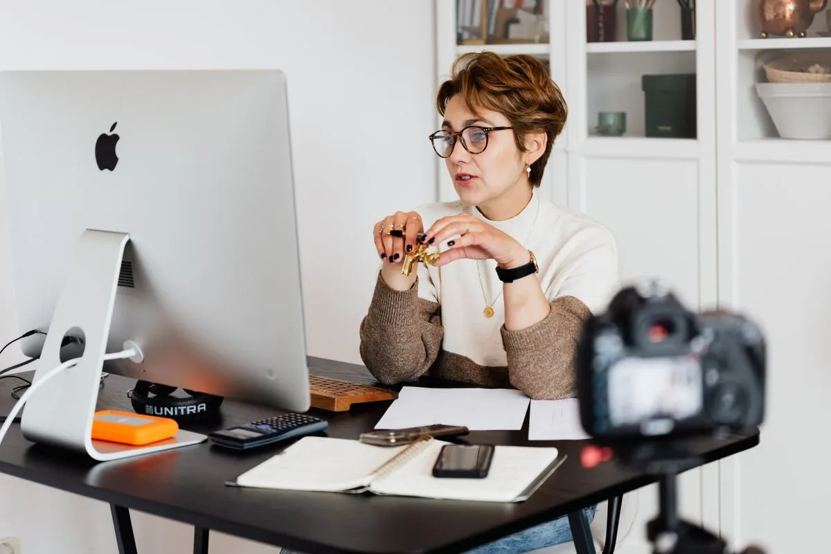 Persoană lucrând la laptop pe contabilitate online de acasă