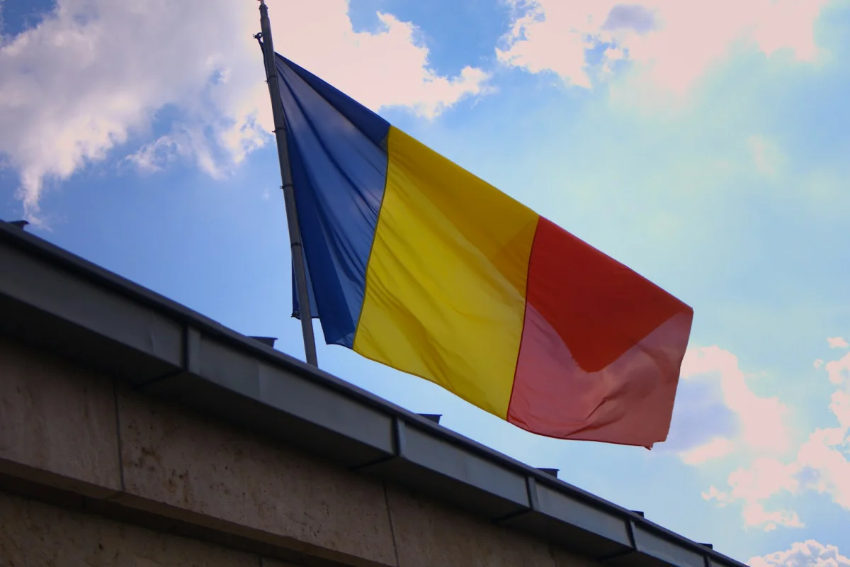 Steagul României fluturând pe o clădire - ratingul S&P al României octombrie 2026